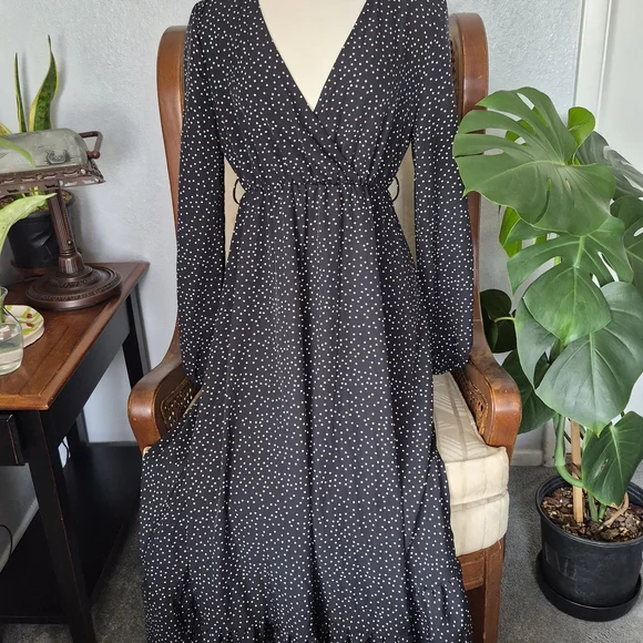 Chic Black and White Long Sleeve Dress - Picture 2 of 11